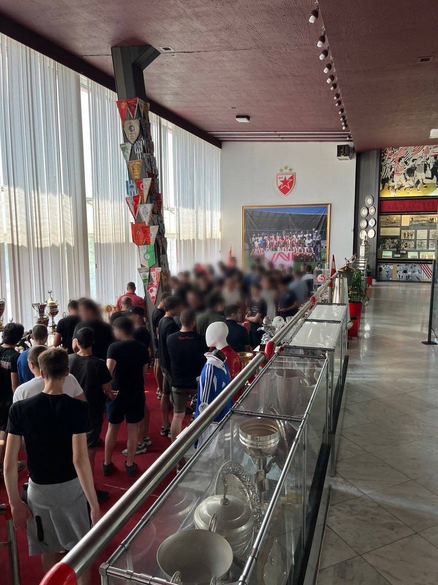 И јуче су групе са Севера наставиле обнову сезонских и чланских карата. 

У сусрет новој сезони, Делије су посетиле и музеј, где се највише слушала прича о чувеном навијачу Црвене Звезде, Милету Србину!

ДЕЦА СМО ОВОГ ГРАДА, СВИ ТЕ ЗВЕЗДО ВОЛИМО! 🔴⚪️

#FKCZ