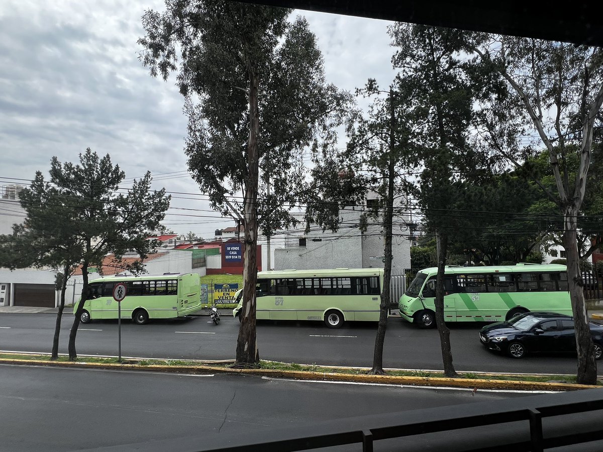 monimoaguirre's tweet photo. @asolorzanoc @AlcaldiaAO @ClaraBrugadaM @UCS_GCDMX @LaSEMOVI @EnlaceTAguilas @PORLASAGUILAS Qué sigue? Cerrar la calzada, ahora también hacen “base” en plena zona residencial Calz de las Aguilas esq. Cerrada de cormoranes https://t.co/yeSo1Vjhpb