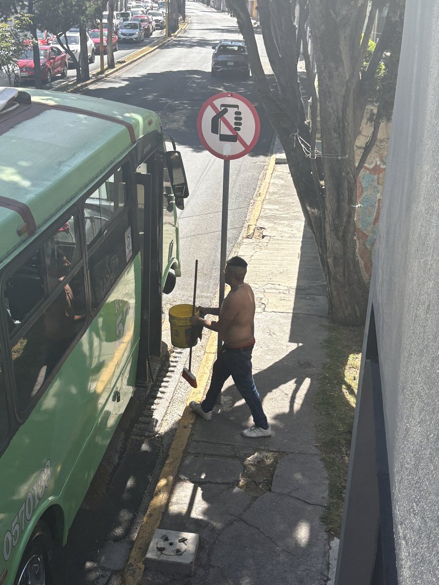 monimoaguirre's tweet photo. @asolorzanoc @AlcaldiaAO @ClaraBrugadaM @UCS_GCDMX @LaSEMOVI @EnlaceTAguilas @PORLASAGUILAS Qué sigue? Cerrar la calzada, ahora también hacen “base” en plena zona residencial Calz de las Aguilas esq. Cerrada de cormoranes https://t.co/yeSo1Vjhpb