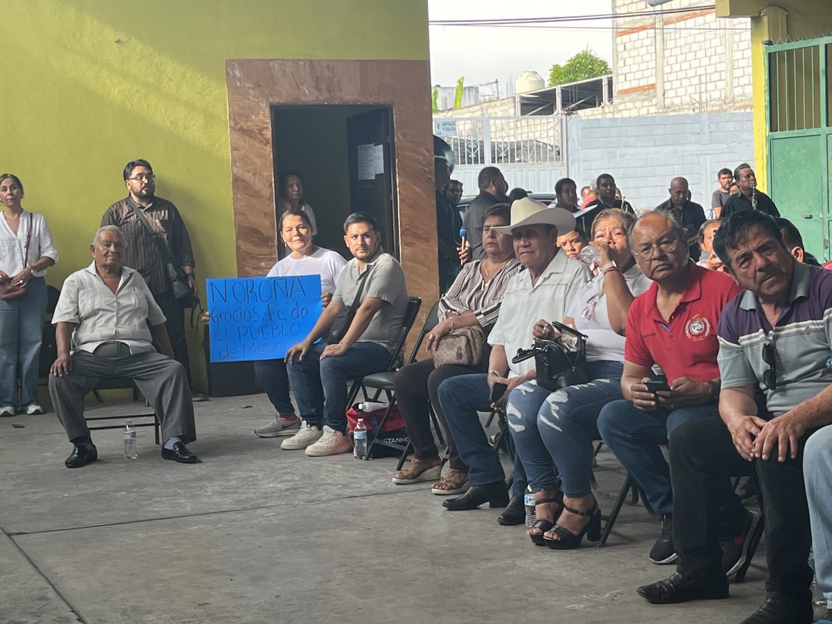Y su camiseta: por el frente: "Noroña es pueblo". En la espalda, "tengan para que aprendan".