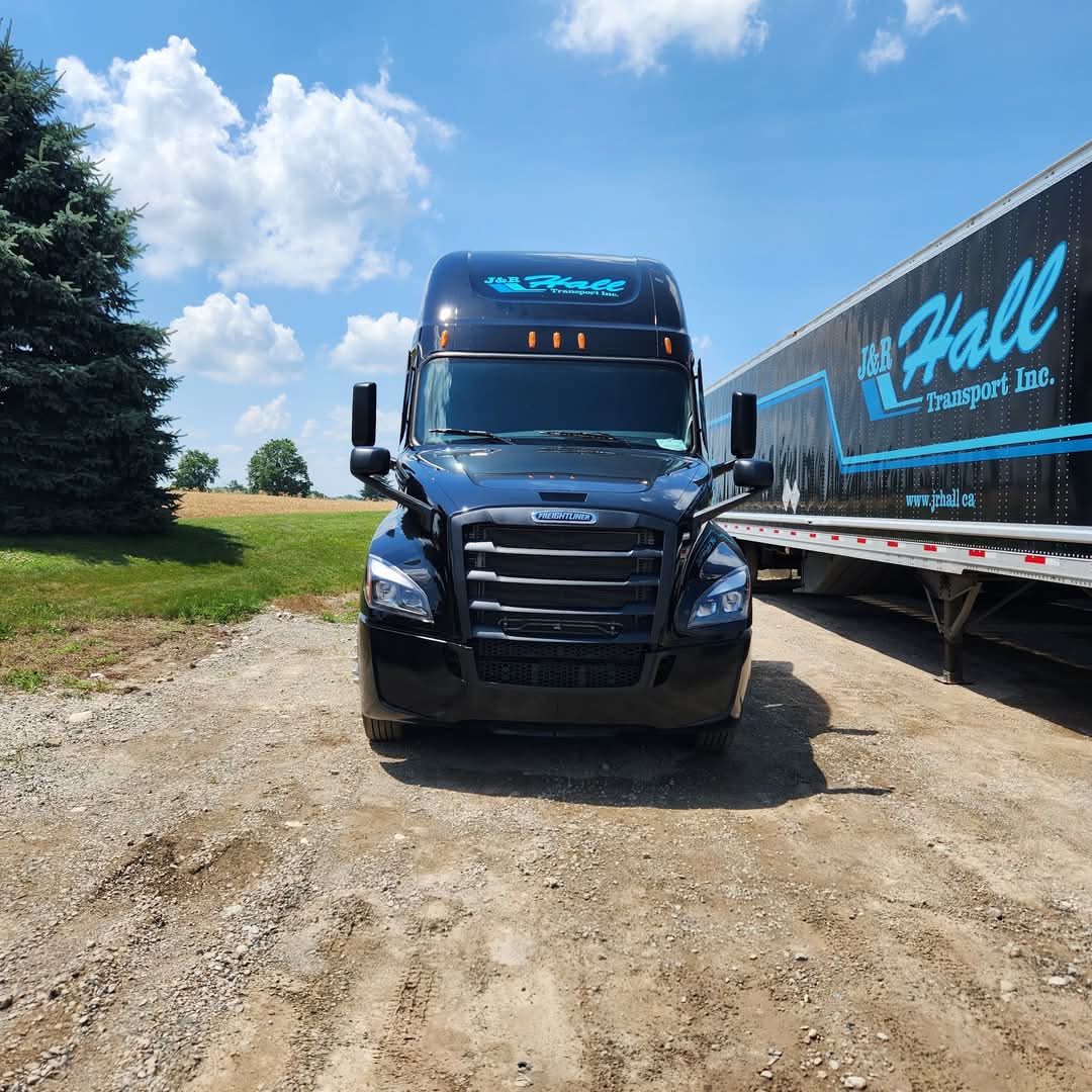 WTFC7's tweet image. 4 trucks #stolen from Ayr, ON between the hours of 2am &amp;amp; 5am July 12th! 
3- 2025 Freightliner Cascadia highway trucks. NO MOOSE BUMPERS. NOT PLATED.  Truck # 701, 702 &amp;amp; 703. 
1- 2020 Freightliner Cascadia day cab Truck #543. 
#Ontario #bigrigs