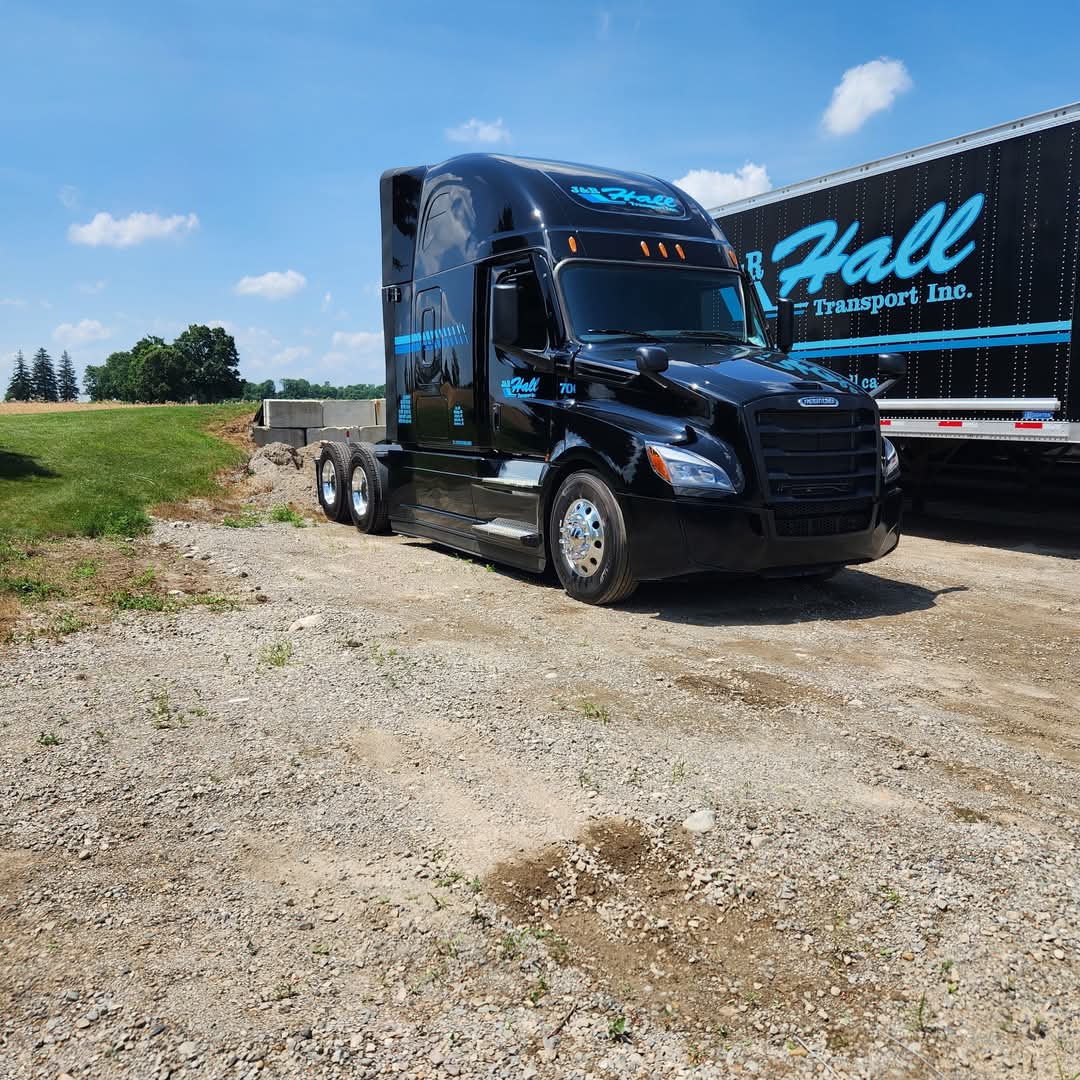 WTFC7's tweet image. 4 trucks #stolen from Ayr, ON between the hours of 2am &amp;amp; 5am July 12th! 
3- 2025 Freightliner Cascadia highway trucks. NO MOOSE BUMPERS. NOT PLATED.  Truck # 701, 702 &amp;amp; 703. 
1- 2020 Freightliner Cascadia day cab Truck #543. 
#Ontario #bigrigs