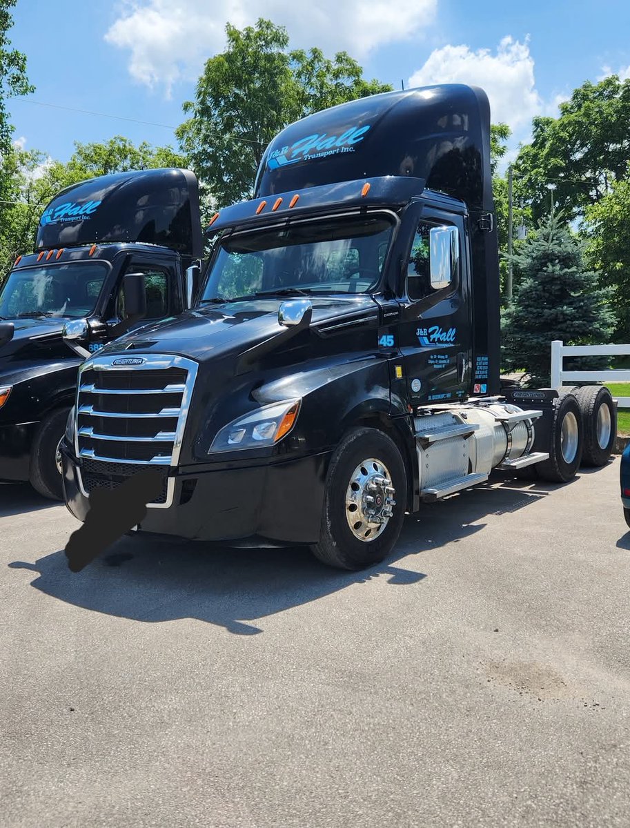 WTFC7's tweet image. 4 trucks #stolen from Ayr, ON between the hours of 2am &amp;amp; 5am July 12th! 
3- 2025 Freightliner Cascadia highway trucks. NO MOOSE BUMPERS. NOT PLATED.  Truck # 701, 702 &amp;amp; 703. 
1- 2020 Freightliner Cascadia day cab Truck #543. 
#Ontario #bigrigs