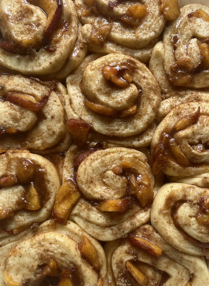 soiled_plants2's tweet image. when life gives you fresh peaches, make peach cobbler cinnamon rolls