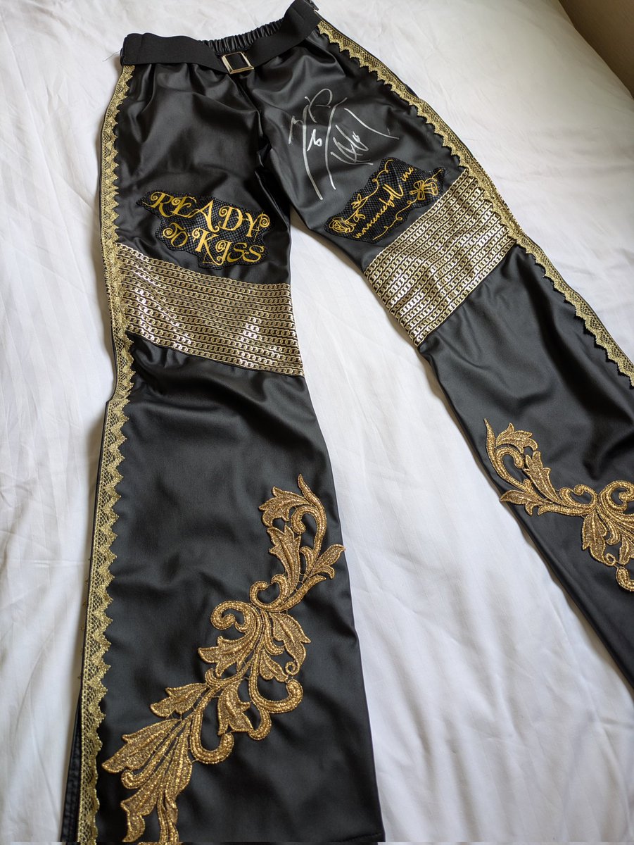 ElYasm0's tweet photo. 朝、目覚めるとそこには聖帝様の穴あきパンタロンが…👖

昨夜のファンミの出来事は夢じゃなかったんだなとそう思うわけです

タイチさんありがとう👨‍🦲🙏ｯｽｰｰｰ
#タイチチャンネル https://t.co/xzfwUd5UYG