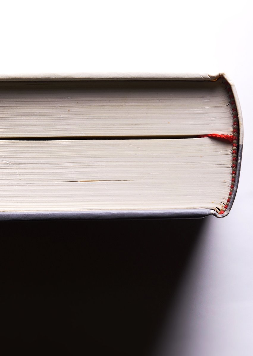 📚 書棚 ─ 佇まいの彼方 展
棚の中で本が発するものは、言葉ではなく、気配や時間の層のかもしれません。書棚は、空間をかたちづくり、記憶を編む装置。写真としての書棚は、空間と時間の凝縮体であり、その凝縮にふれることは、小さな遺構に立ち会うことに、少し似ていますfb.me/e/iypsiitFN