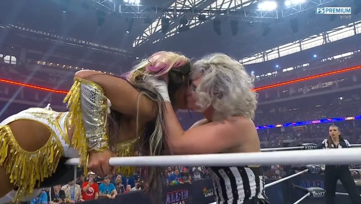 user382415's tweet image. Another beautiful fight in #AEWAllInTexas Thank you very much Toni Storm and @MercedesVarnado A spectacular match that culminates with a beautiful moment and a super Storm Zero.