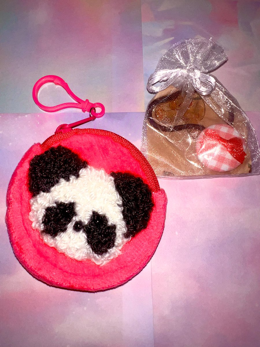 Ca2Eaa's tweet image. 【 #デザフェス61 購入品】
もこもこちゃんさん(@mokox2chan )のマルチケース。
可愛いパンダちゃんがいて、一目惚れして即決🐼🩷
くまちゃんやわんちゃんも可愛かったから、他の子もお迎えしたいなっ!