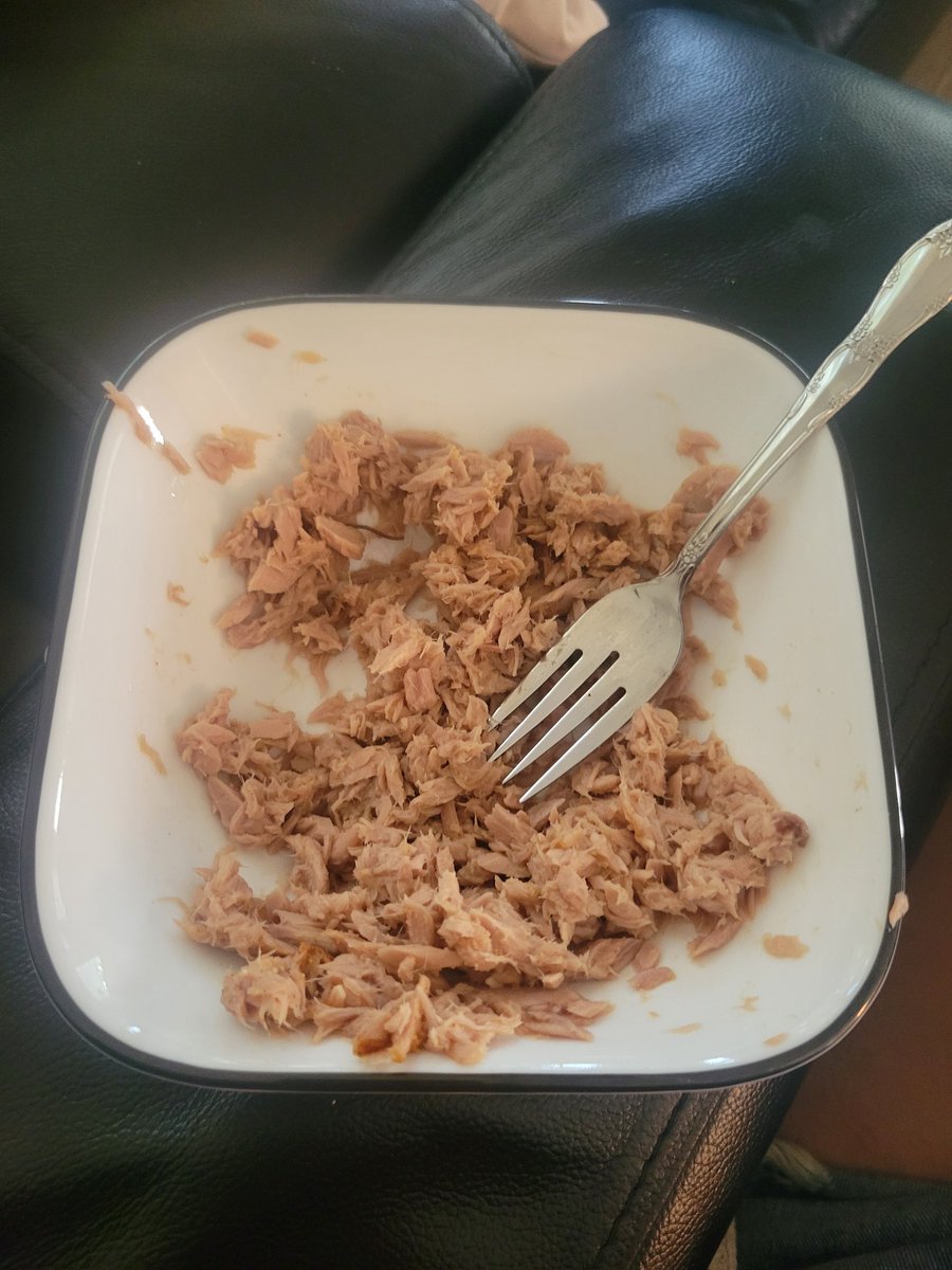 mistermaam12's tweet image. Today's dinner is tuna, 185 calories and 40g of protein:) I put garlic powder and salt in it and it actually tastes pretty good! #edtwt #weightloss #osfed