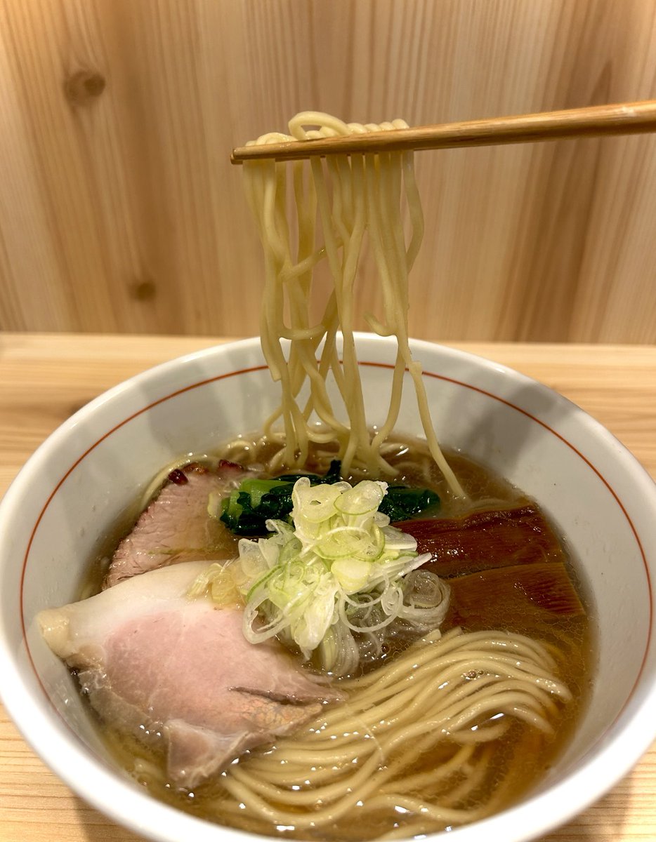 KOTAPAPA921's tweet image. 今年2月にOpen🎉 何度も前を通り行列を目の当たりにし気になっていた宿題店🔰
『RAMENかいか 中野本店』
つけ麺と2枚看板の【中華そば】無化調で仕上げた 煮干しと動物系出汁を融合した奥深い旨味が 味覚に刺さるスープ🎯 香り高い麺にも拘りをビンビン感じます🍜もっと早く来るべきだったと反省です♡