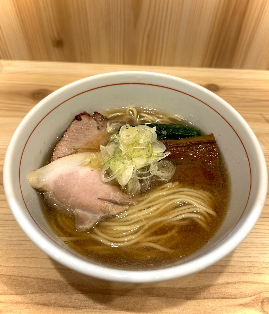 KOTAPAPA921's tweet image. 今年2月にOpen🎉 何度も前を通り行列を目の当たりにし気になっていた宿題店🔰
『RAMENかいか 中野本店』
つけ麺と2枚看板の【中華そば】無化調で仕上げた 煮干しと動物系出汁を融合した奥深い旨味が 味覚に刺さるスープ🎯 香り高い麺にも拘りをビンビン感じます🍜もっと早く来るべきだったと反省です♡