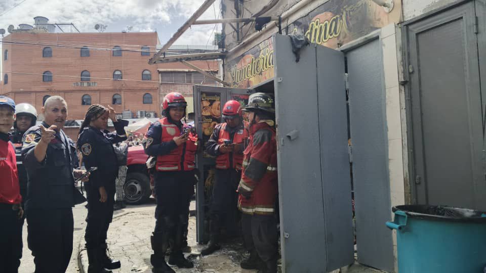 latablablog's tweet image. #Catia (12/jul): 25 heridos por explosión de bombona de 43k con grave deterioro en calle Argentina. Alcaldesa de Caracas @
Carmen Melendez sospecha "intencionalidad" cómo origen de la explosión. Onda expansiva de 20m afectó comercios y vehículos. 🚒🔍