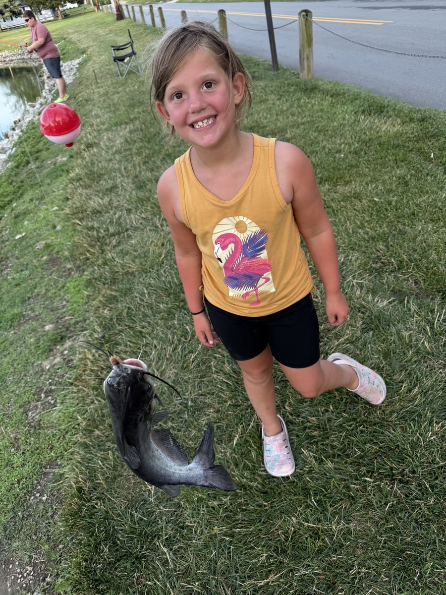 GameDayGabi's tweet image. Here I am untangling her line every five mins and baiting her hook not even to get a bite while she’s reeling in catfish left and right 😅 was so awesome seeing her fight and reel these in 🤩 now she gets why I love going!