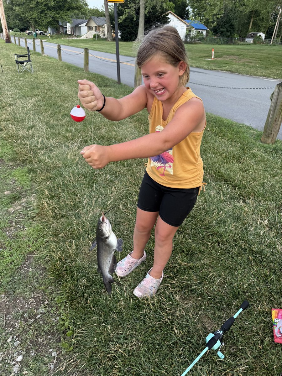 GameDayGabi's tweet image. Here I am untangling her line every five mins and baiting her hook not even to get a bite while she’s reeling in catfish left and right 😅 was so awesome seeing her fight and reel these in 🤩 now she gets why I love going!