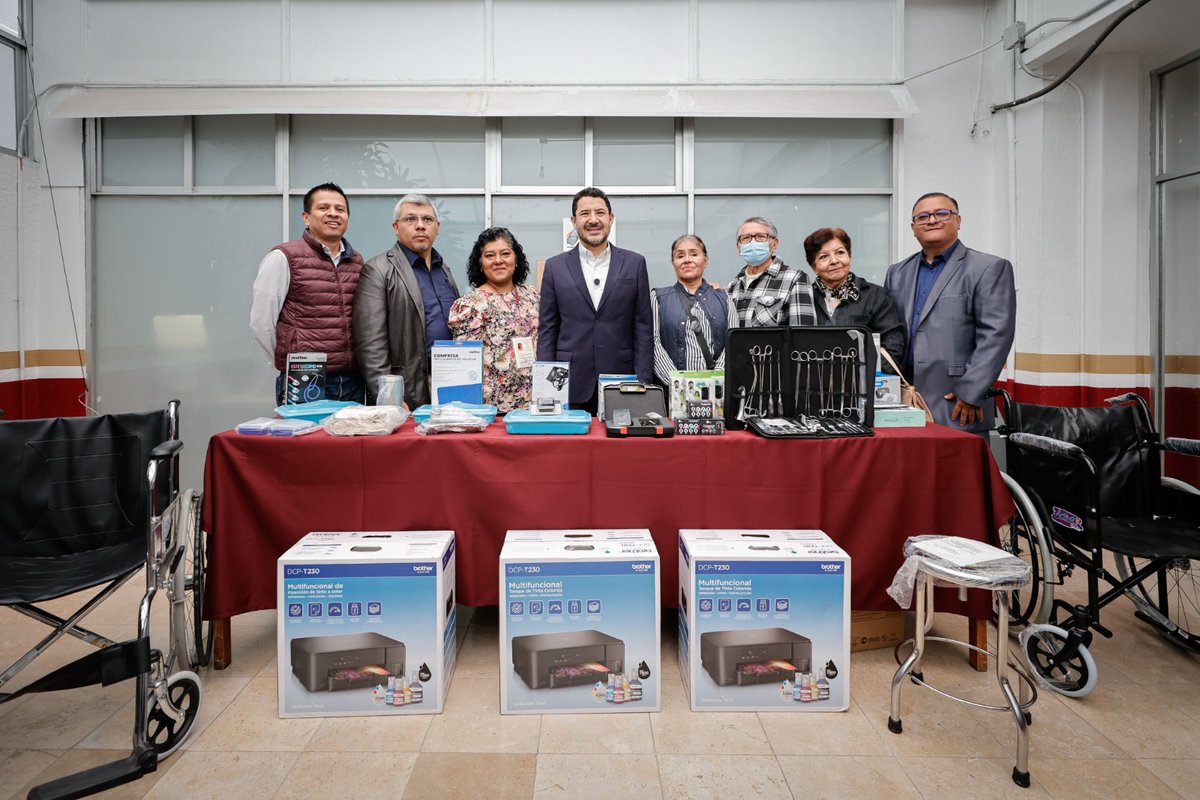 ISSSTE_Veracruz's tweet photo. 🏥 Martí Batres visitó las clínicas “Revolución” y “Del Valle” en CDMX y confirmó avances del programa #LaClínicaEsNuestra 🩺✨

🔧 Más equipo, mejor infraestructura y participación directa de derechohabientes a través de COSABI 

💪 +500 clínicas se transforman https://t.co/4LC0KQCnd8