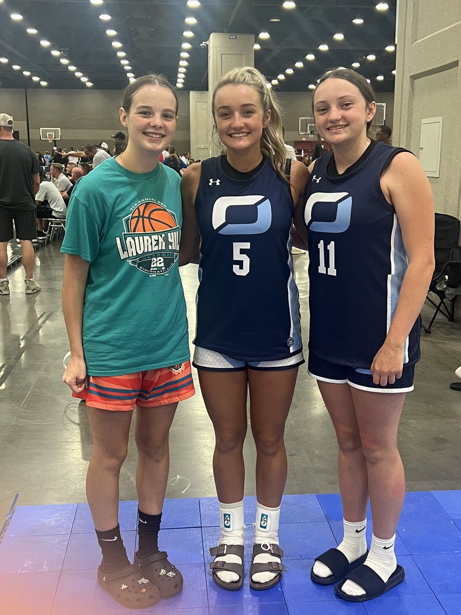 NortheasternGBB's tweet image. Sisters @AdyKircher & @SammiKircher11 out and about at @TFNsRun4Roses finding teammates @KendallPat41215 & @KenzJohnson_44 #AlwaysUs
