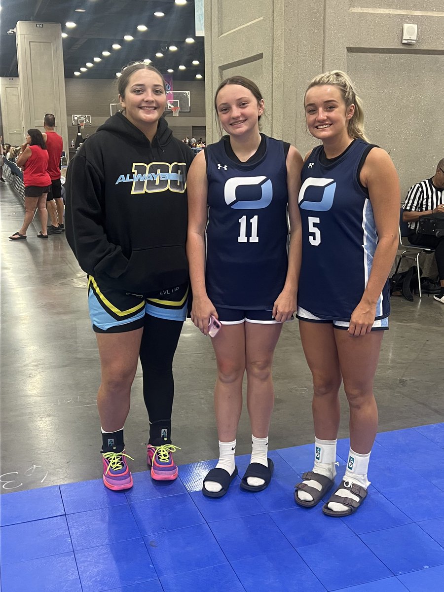 NortheasternGBB's tweet image. Sisters @AdyKircher & @SammiKircher11 out and about at @TFNsRun4Roses finding teammates @KendallPat41215 & @KenzJohnson_44 #AlwaysUs