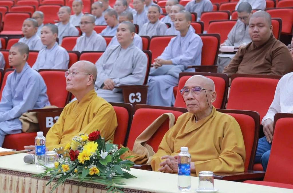 AmbHanoi's tweet image. Hội thảo chuyên đề “Nghệ thuật và Khoa học của Pramayana truyền thống” do chuyên gia Ấn Độ hướng dẫn đã được Trung tâm Văn hoá Swami Vivekananda, Đại sứ quán Ấn Độ tổ chức tại Học viện Phật giáo Việt Nam tại Huế vào ngày 12 tháng 7 năm 2025. Tham dự…