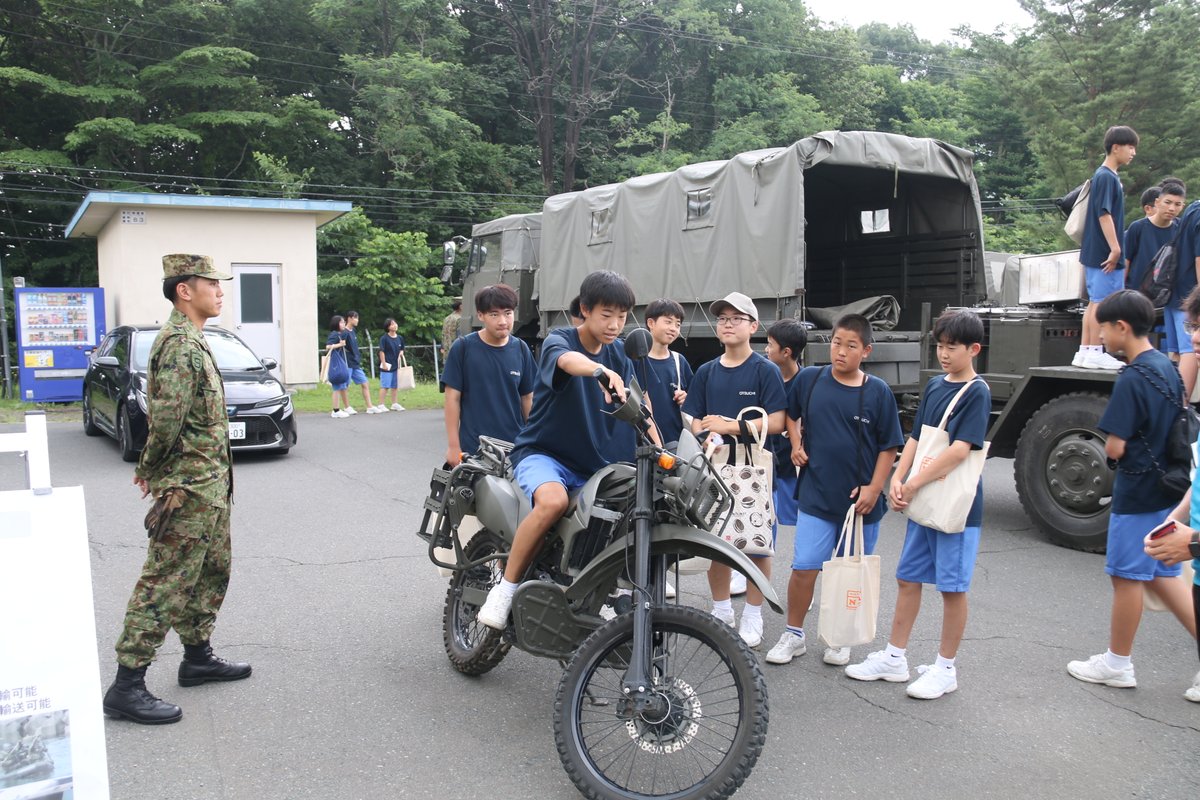 Gsdf_Camp_Iwate's tweet image. #岩手 #自衛隊 #東北方面特科連隊教育隊 #駐屯地見学
　７月４日（金）大槌学園の生徒に対して駐屯地見学を行いました。今回は駐屯地見学、装備品展示、体験喫食、史料館見学等により、自衛隊に興味をもってもらいました。