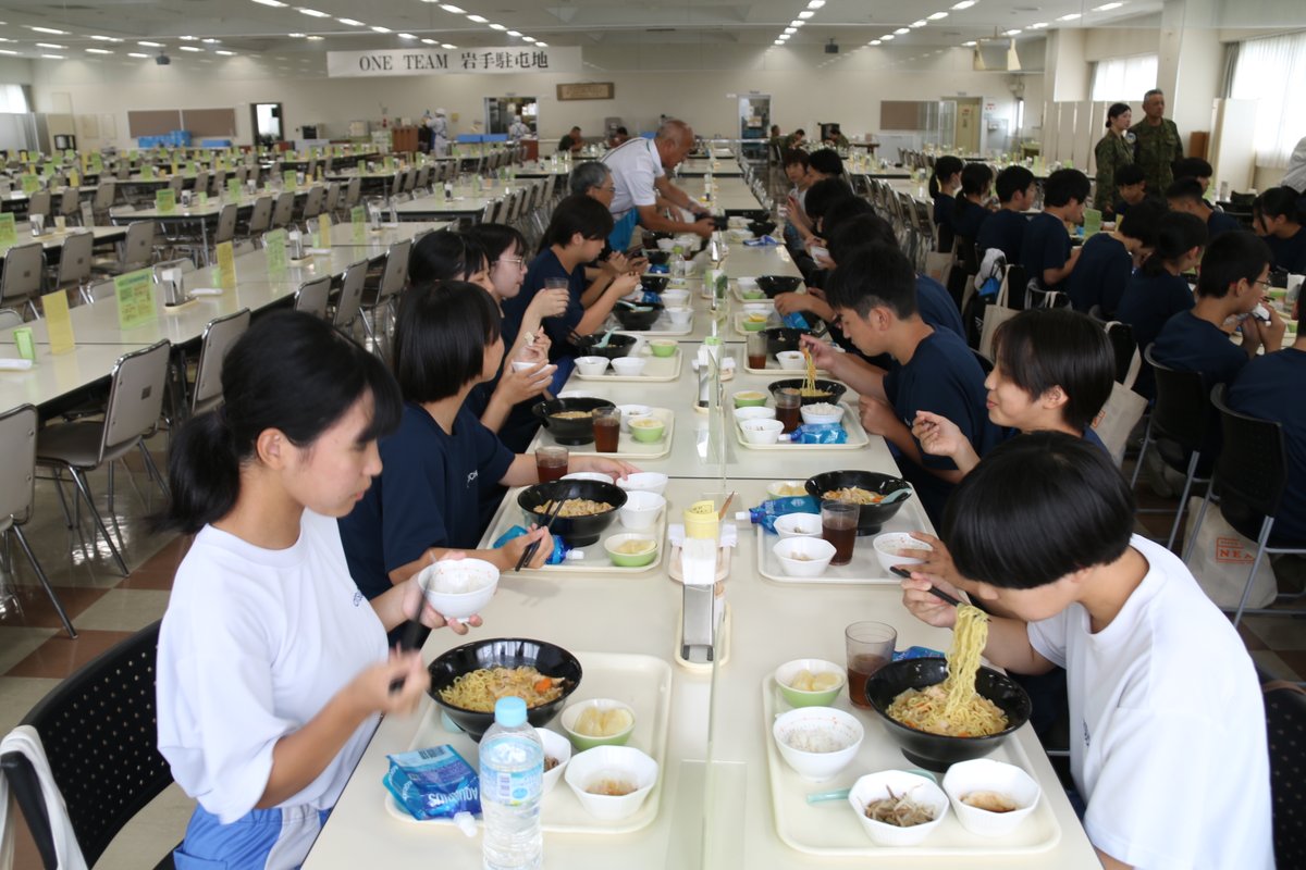 Gsdf_Camp_Iwate's tweet image. #岩手 #自衛隊 #東北方面特科連隊教育隊 #駐屯地見学
　７月４日（金）大槌学園の生徒に対して駐屯地見学を行いました。今回は駐屯地見学、装備品展示、体験喫食、史料館見学等により、自衛隊に興味をもってもらいました。