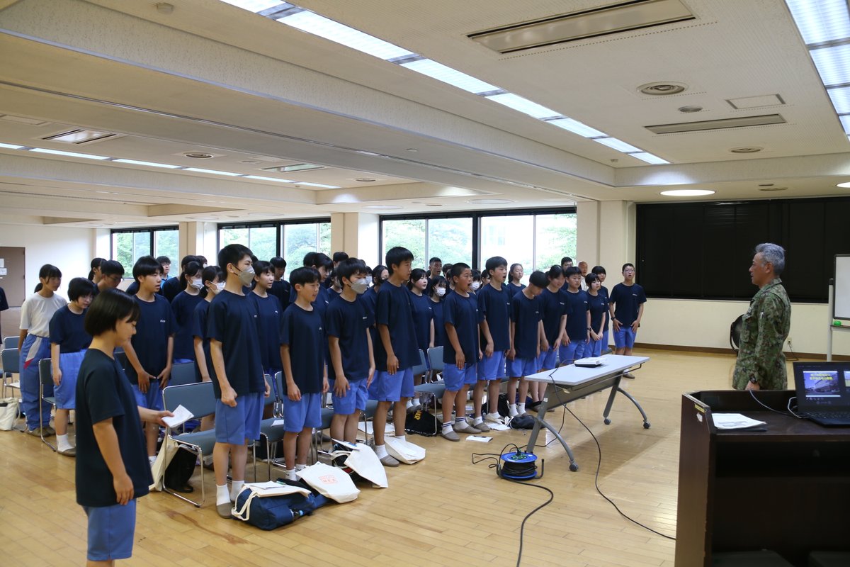 Gsdf_Camp_Iwate's tweet image. #岩手 #自衛隊 #東北方面特科連隊教育隊 #駐屯地見学
　７月４日（金）大槌学園の生徒に対して駐屯地見学を行いました。今回は駐屯地見学、装備品展示、体験喫食、史料館見学等により、自衛隊に興味をもってもらいました。