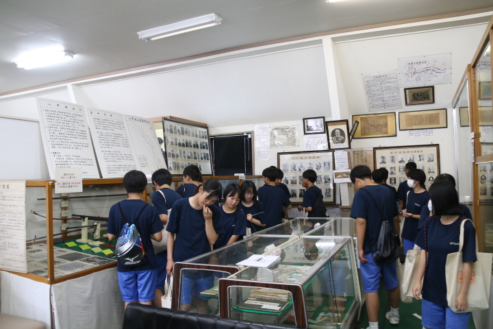 Gsdf_Camp_Iwate's tweet image. #岩手 #自衛隊 #東北方面特科連隊教育隊 #駐屯地見学
　７月４日（金）大槌学園の生徒に対して駐屯地見学を行いました。今回は駐屯地見学、装備品展示、体験喫食、史料館見学等により、自衛隊に興味をもってもらいました。