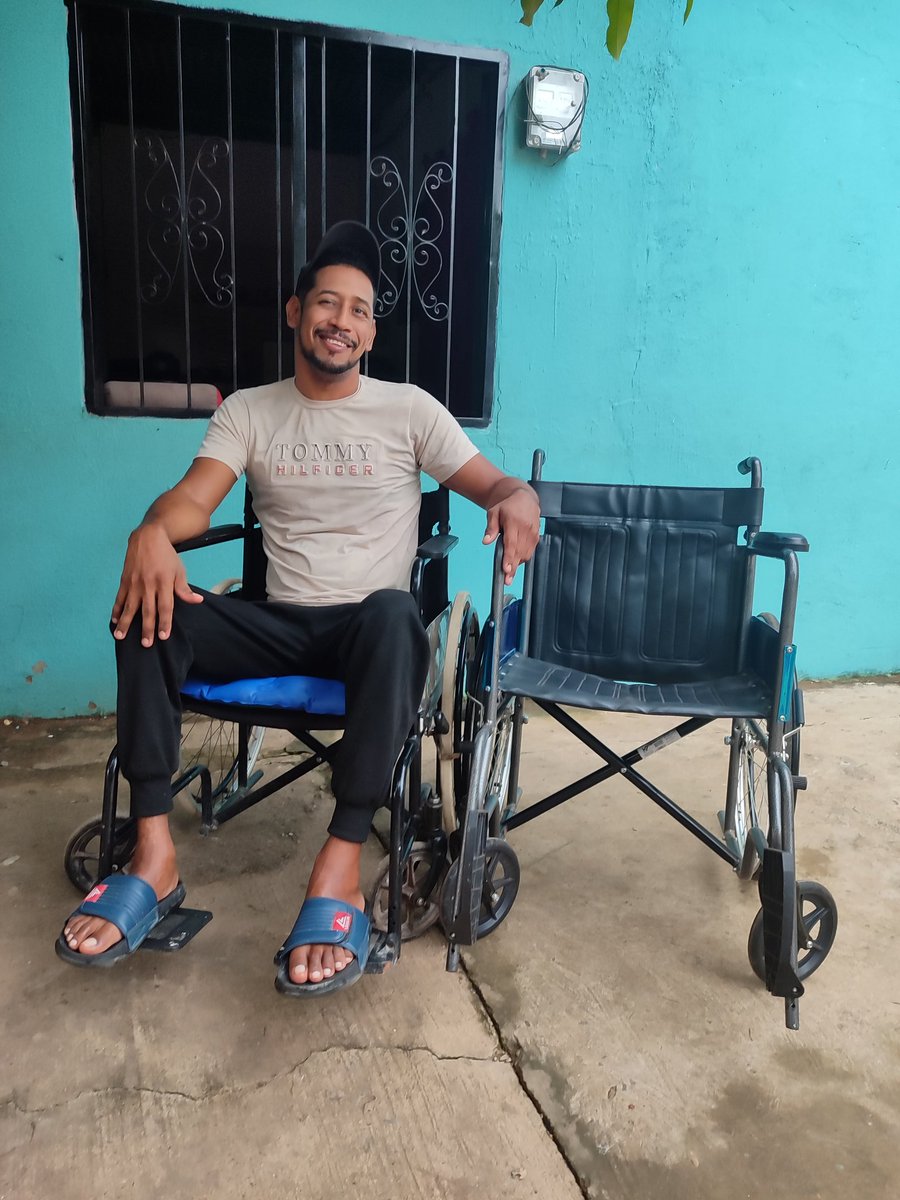FThorizontes's tweet photo. #SolidaridadQueTransforma Omar tenía 27 años cuando un accidente cambió su vida: una caída en una obra lo dejó en condición de paraplejia. Años después, encontró en la barbería una nueva esperanza. Hoy, su silla de ruedas y sus tijeras son símbolo de dignidad y 2das oportunidades https://t.co/MhxpSqO8um