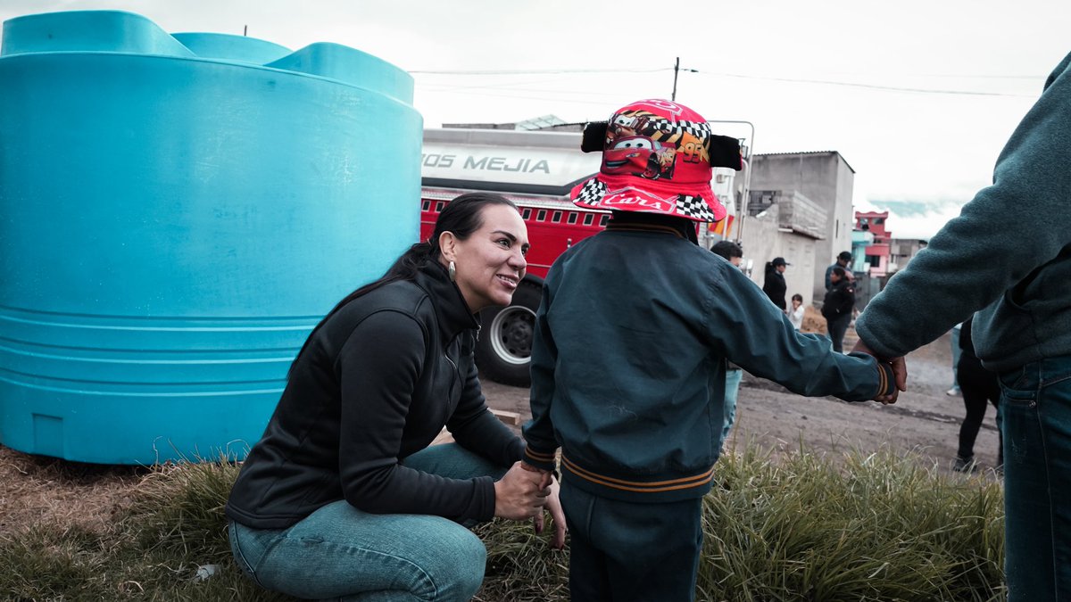 Maria Luisa Cruz Riofrio (@maluisacruzriof) on Twitter photo Hoy, junto a <a href="/Riesgos_Ec/">Riesgos Ecuador</a> y @RecNaturalesEc, por directriz del presidente <a href="/DanielNoboaOk/">Daniel Noboa Azin</a>, llegamos con soluciones a los barrios del sur de la capital afectados por la falta de agua potable. Como Gobierno que resuelve actuamos, porque el agua es un derecho y #QuitoNoEstáSolo. Hoy, junto a <a href="/Riesgos_Ec/">Riesgos Ecuador</a> y @RecNaturalesEc, por directriz del presidente <a href="/DanielNoboaOk/">Daniel Noboa Azin</a>, llegamos con soluciones a los barrios del sur de la capital afectados por la falta de agua potable. Como Gobierno que resuelve actuamos, porque el agua es un derecho y #QuitoNoEstáSolo.