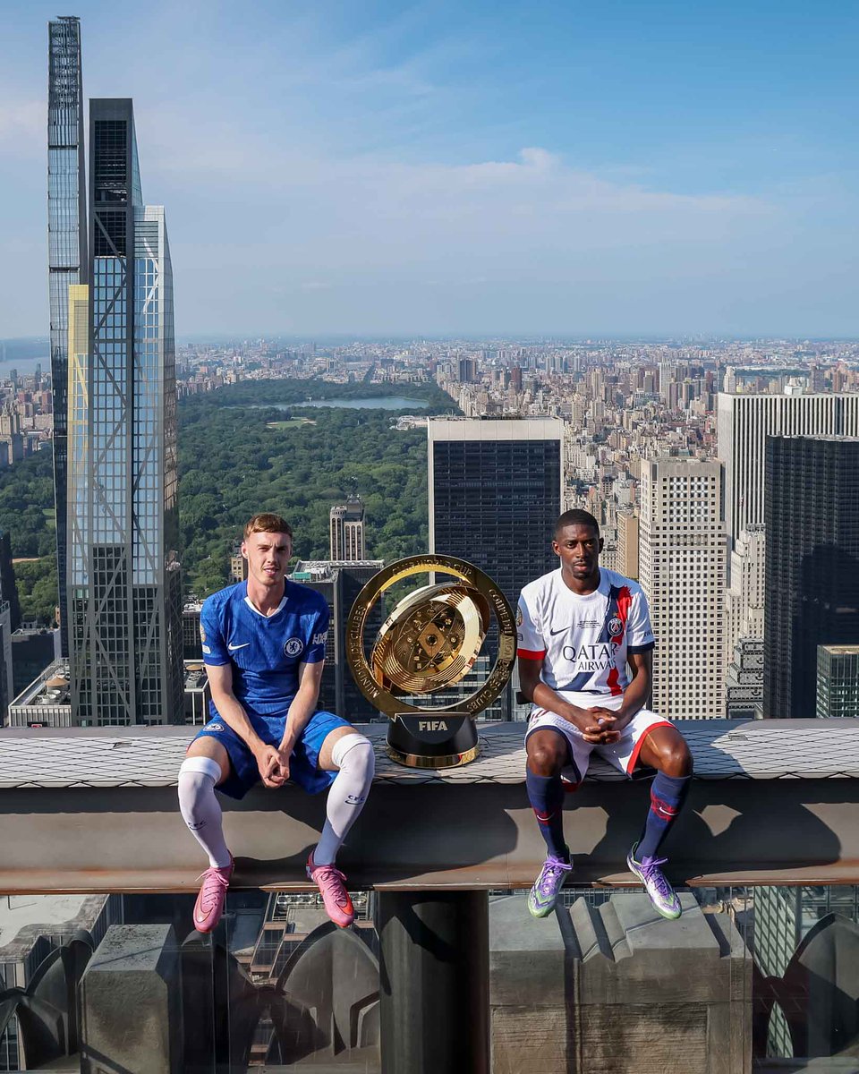 fifaworldcup_es's tweet photo. ¡Qué vista! 😍

Cole Palmer del @ChelseaFC y Ousmane Dembélé del @PSG_inside se reunieron junto al trofeo del Mundial de Clubes en el Top of the Rock del Rockefeller Center, antes de su enfrentamiento en la final del Mundial de Clubes de la FIFA. 🙌

#FIFACWC https://t.co/FhYAAZO5g6