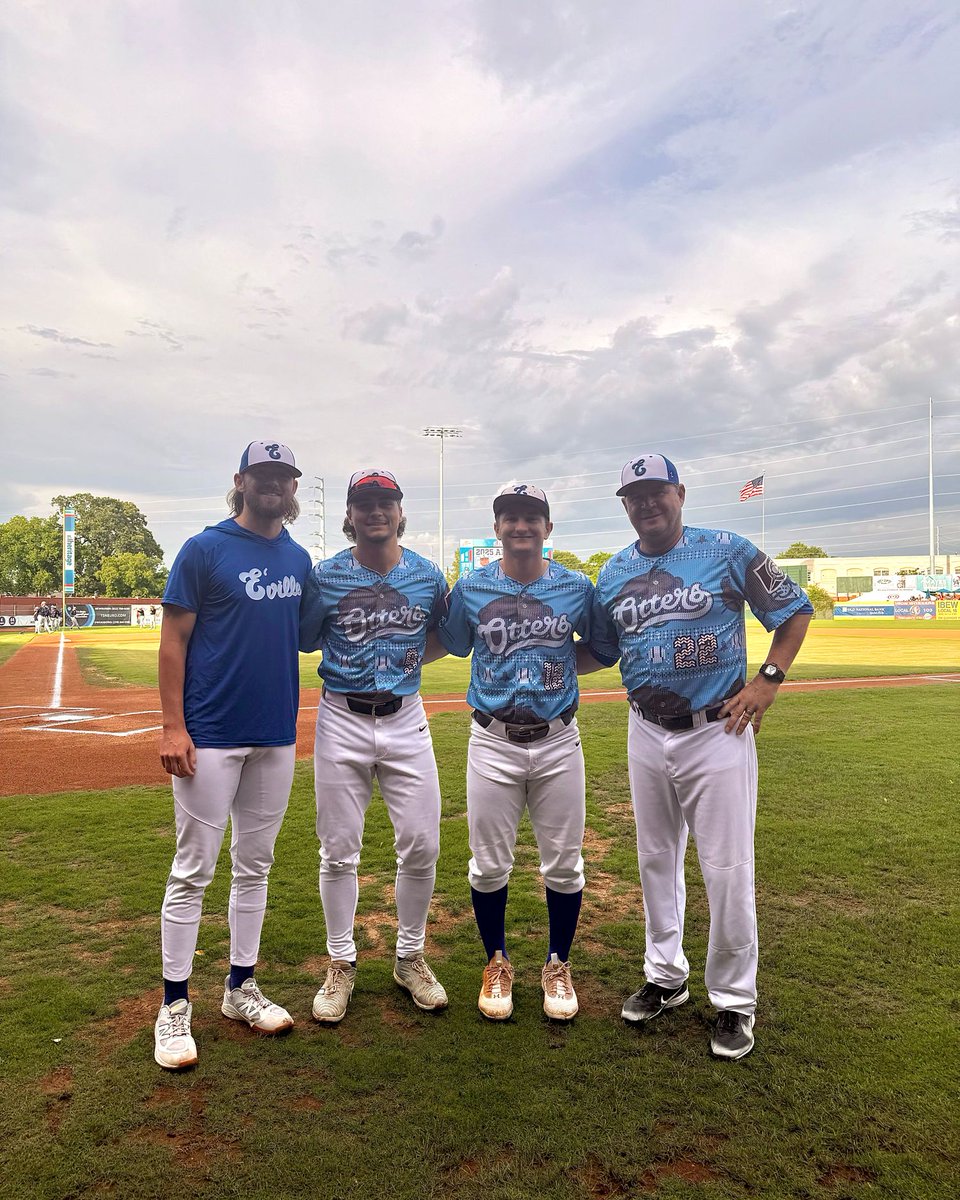 Before tonight's game we recognized our 2025 All-Stars! Congrats again Braden, JT, and Keenan!

#Otters30th #DAWGS