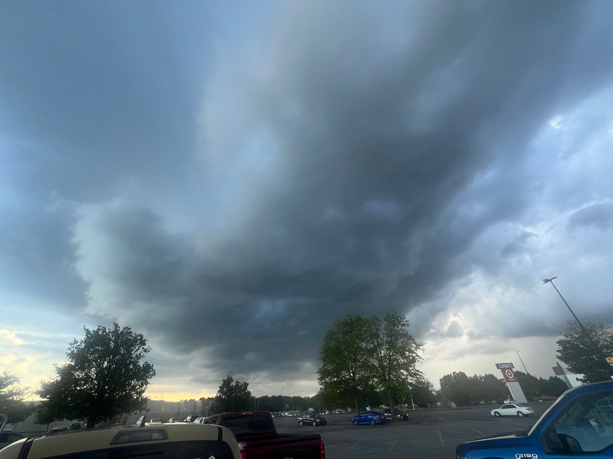 Beautiful cloud structure in Bowling Green just before the storms roll in.
 #OutflowBoundary

-Mike