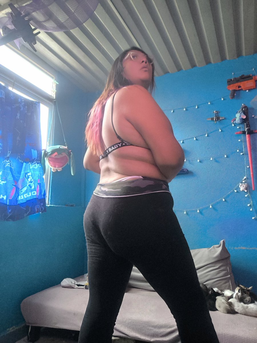 AngieTS23's tweet photo. Holis UwU cómo va su tarde lluviosa? https://t.co/PYvWSRed6G