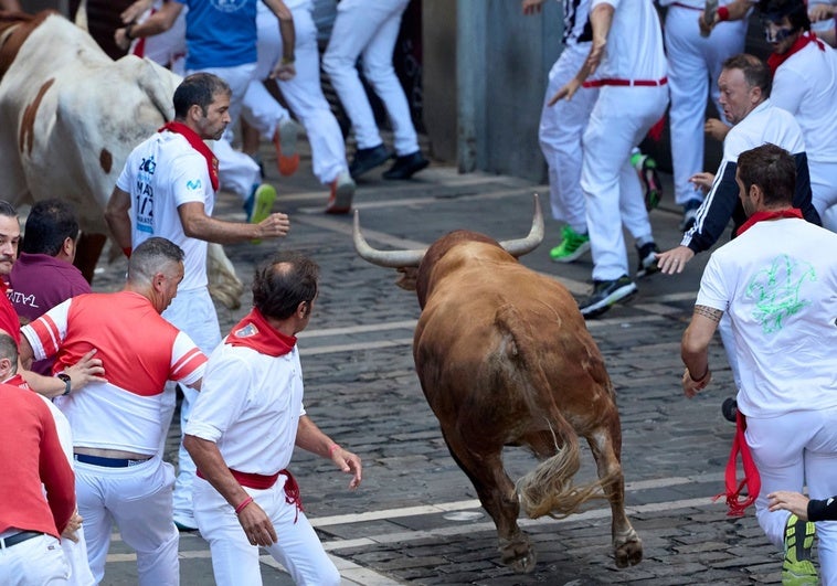 pamplonabullrun's tweet photo. Crowded #RunningOfTheBulls today!
Just six mild injured. Thank God
Photo by @abc_es /GTRES
#AmIsraelChai
https://t.co/EJ9K5TU43d… https://t.co/H8GIlhZLST
