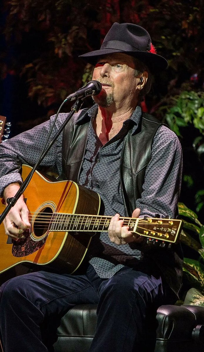 Happy 83 birthday to The Byrds guitarist and singer Roger McGuinn!