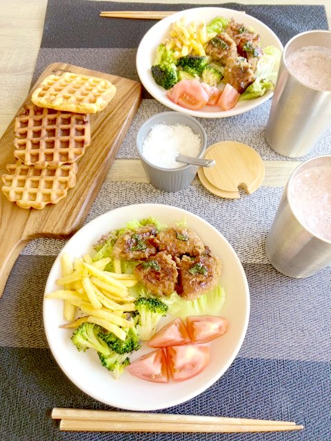 朝食
青紫蘇、ハンバーグ、トマト、ブロッコリー、ポテト、手作り、ワッフル、手作り、プロテイン、スムージー、レタス
