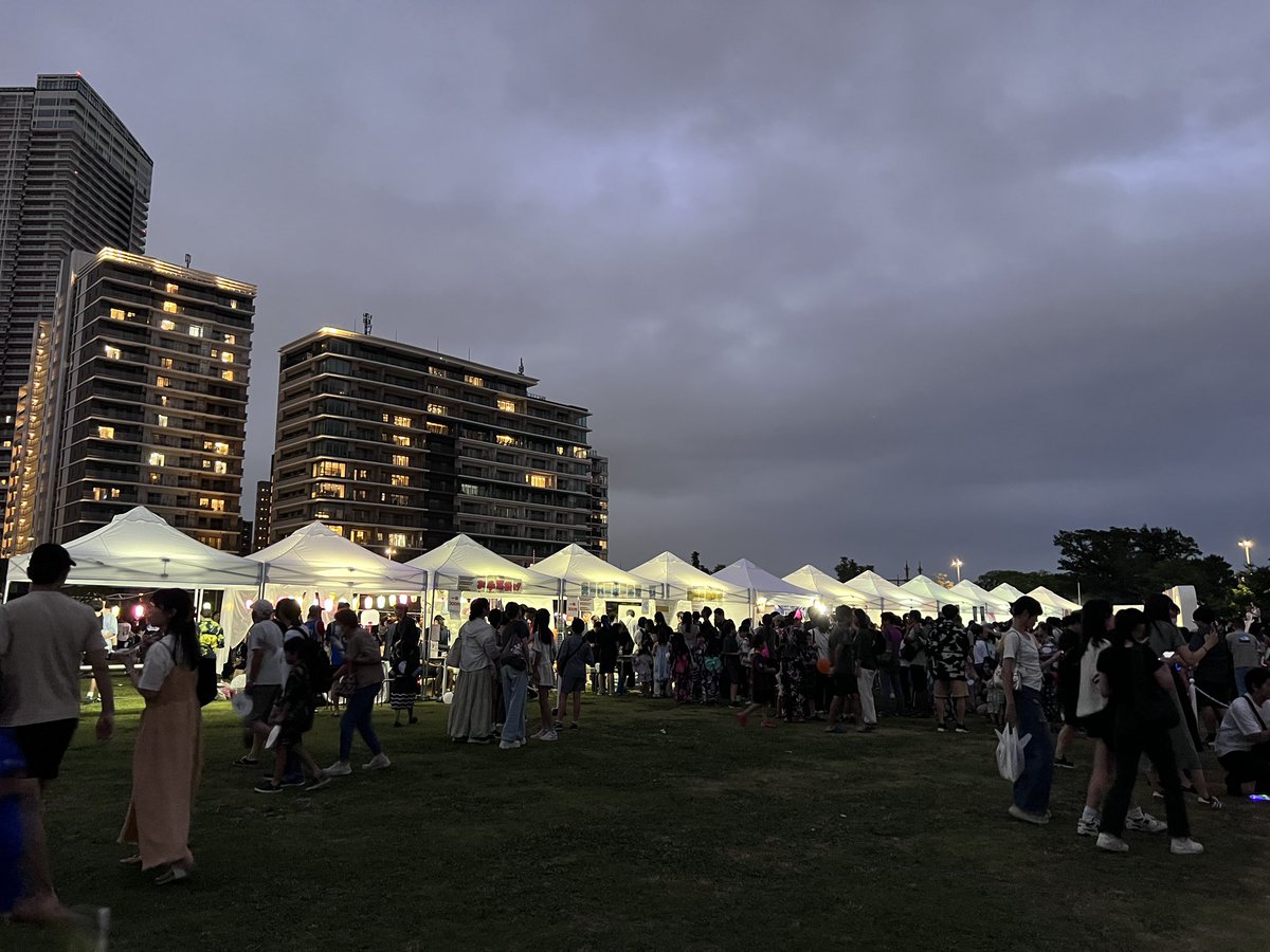 maruwalks's tweet photo. 晴海ふ頭公園の盆踊りに行きました。
激混みでかき氷を買うのに30分並び、他は諦めた。
うちは夕食を食べて行って良かったけど、近所のサミットにも何も残ってないという状況。
大盛況で良かった！
ただ屋台の規模をもうちょい大きくないと需要に耐えきれない。色々な可能性が見えてきたかも。 https://t.co/PXCqtajBuz