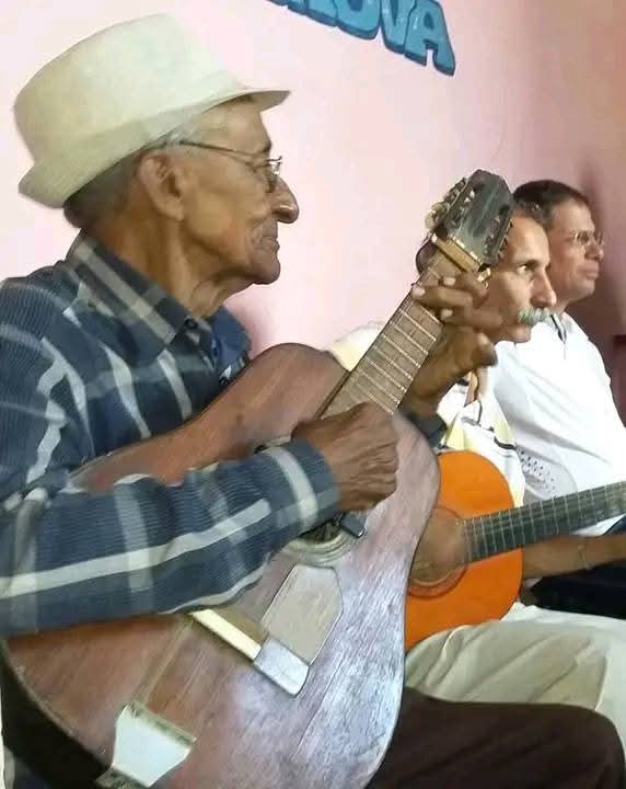 radioflorida's tweet photo. 📚🎶 Miguel Barrueto no solo tocaba el tres, también contaba historias con sus cuerdas, en el segundo aniversario de su desaparición física, tenemos presente su legado musical y humano, que marcó generaciones de artistas en #Florrida.
#PorCamagüeyTodo https://t.co/3cWRxoElUM