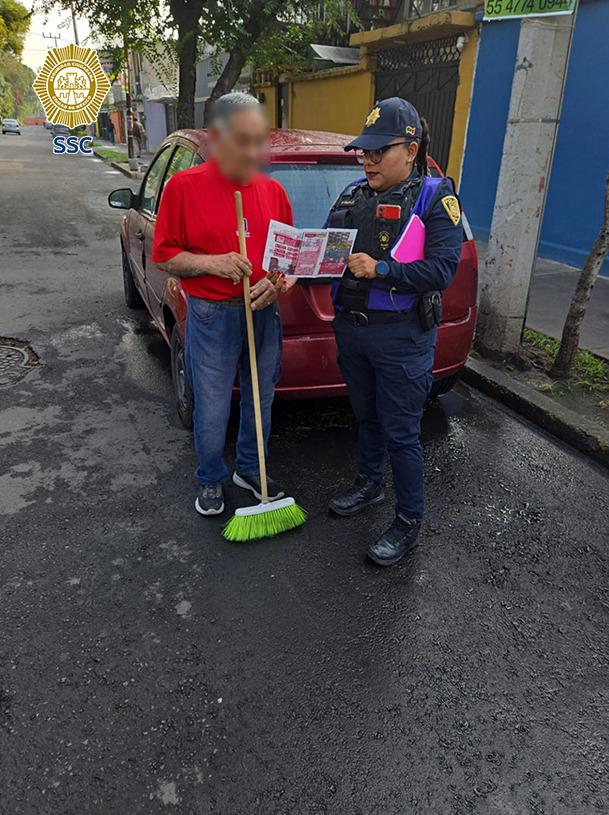 SSC_CDMX's tweet photo. Elementos de la Policía de la #SSC recorrieron calles de la #ZonaPoniente, en el #SectorAlpes, donde entregaron trípticos y teléfonos de contacto de los #JefesDeCuadrante de la zona. Ciudadanos recibieron esta información para familiarizarse con nuestros compañeros.
Colonias: Pueblo de #SanBartoloAmeyalco , Pueblo de #SantaRosaXochiac, #LaEra, #LasTorres , #PuebloTetelpan , #SanClemente, #LasÁguilas, #AmpliaciónLasÁguilas, #LosAlpes, #LomasDeLosCedros, #Villaverdum, #Tlacoyaque, #ParajeDelCaballito, en la @AlcaldiaAO.
Colonias: #Providencia , #SanJuanTlihuaca, #LaPreciosa ,Centro de #Azcapotzalco , Claveria , #SanÁlvaro, #ÁngelSimbron, #SantaCruzAcayucan, #SanMiguelAmantla, #SanAntonio, #SantiagoAhuizotla, #SanPedroXalpa, @AzcapotzalcoMx.
@ClaraBrugadaM
#JefaDeGobierno