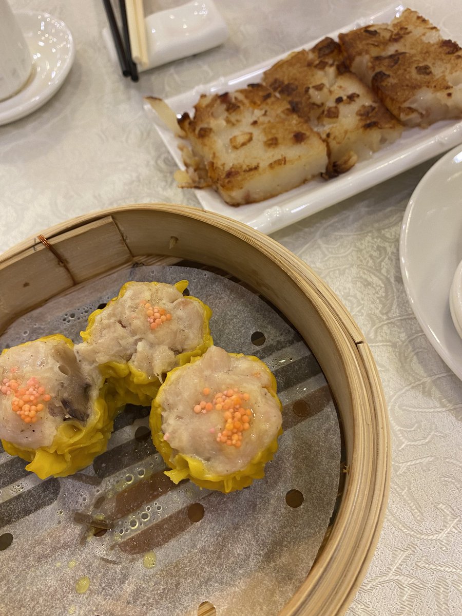 ある日の香港。朝Iさんと待ち合わせて飲茶！飲茶でも並ぶのかと列の後ろについたが、なんと新聞をもらうためだった⁇今も新聞が配られているのが新鮮？点心美味い😋