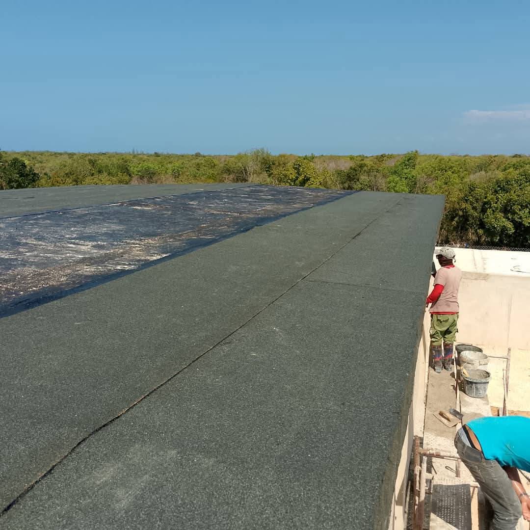 ℹ️ La Desalinizadora Caletones sigue avanzando: ya se están realizando los trabajos de impermeabilización en la cubierta de las naves tecnológicas, lo que permitirá continuar con la pintura exterior muy pronto. 🏗️ 

#PorUn26EnElCentenario #HonorHolguinero #HolguínSí