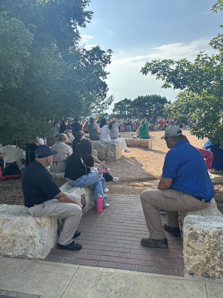 orko_manna's tweet image. PRAYING FOR KERRVILLE: Community members, including those who know people who were tragically killed in the devastating July 4th floods in the #Texas Hill Country, are gathering tonight for a prayer vigil. This is at The Coming King Sculpture Prayer Garden in #Kerrville. @KHOU