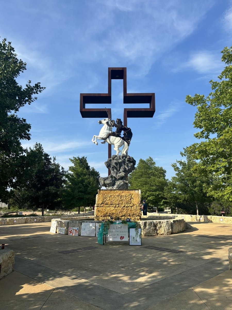 orko_manna's tweet image. PRAYING FOR KERRVILLE: Community members, including those who know people who were tragically killed in the devastating July 4th floods in the #Texas Hill Country, are gathering tonight for a prayer vigil. This is at The Coming King Sculpture Prayer Garden in #Kerrville. @KHOU