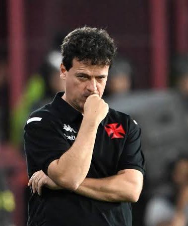 EspacoGlorioso's tweet photo. Volte sempre, meu freguês.

Apanha no Fluminense e apanha no Vasco. 

Perdeu pra Luis Castro, Lúcio Flávio, Enderson Moreira, Artur Jorge e agora Davide Ancelotti. https://t.co/oYBi0Otbmf