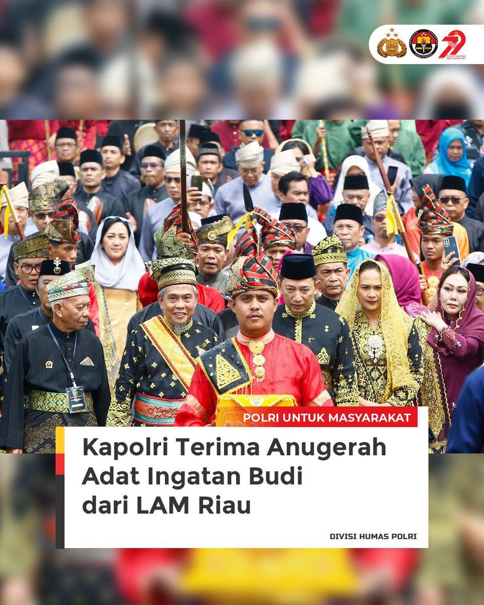 DivHumas_Polri's tweet photo. Kapolri Jenderal Polisi Drs. Listyo Sigit Prabowo, M. Si., menerima Anugerah Adat Ingatan Budi dari Lembaga Adat Melayu Riau (LAM Riau) dalam prosesi adat yang khidmat di Balai Adat LAM Riau, Sabtu (12/7). Penghargaan ini diberikan atas kontribusi Kapolri dalam menjaga keamanan dan ketertiban, khususnya di Riau, termasuk penanganan karhutla dan pendekatan humanis di jajaran Kepolisian. Dalam prosesi adat tersebut, Kapolri dikenakan tanjak sebagai tanda kehormatan, selempang sebagai simbol keagungan dan perlindungan, keris sebagai lambang kekuatan, serta kalung pingat sebagai pengikat persaudaraan. Prosesi ditutup dengan tepuk tepung tawar, ritual adat berupa percikan air dan dedaunan yang melambangkan harapan, doa keselamatan, dan kebijaksanaan. Ketua Umum Dewan Pimpinan Harian (DPH) LAM Riau, Datuk Seri Taufik Ikram Jamil, menyebut penghargaan ini sebagai bentuk penghormatan atas nilai budi dan kontribusi nyata Kapolri bagi masyarakat Melayu. Kapolri menyampaikan terima kasih dan menyebut penghargaan ini sebagai amanah moral untuk terus mengabdi dengan nilai-nilai luhur. Ia juga menekankan pentingnya budaya sebagai jangkar identitas bangsa dalam menghadapi tantangan global.

“Nilai budaya Melayu adalah jangkar peradaban dan arah moral bangsa. LAM Riau telah menjadi penjaga nilai itu, dan saya berharap terus menjadi garda terdepan dalam merawat toleransi, kerukunan, dan gotong royong,” ujar Kapolri.