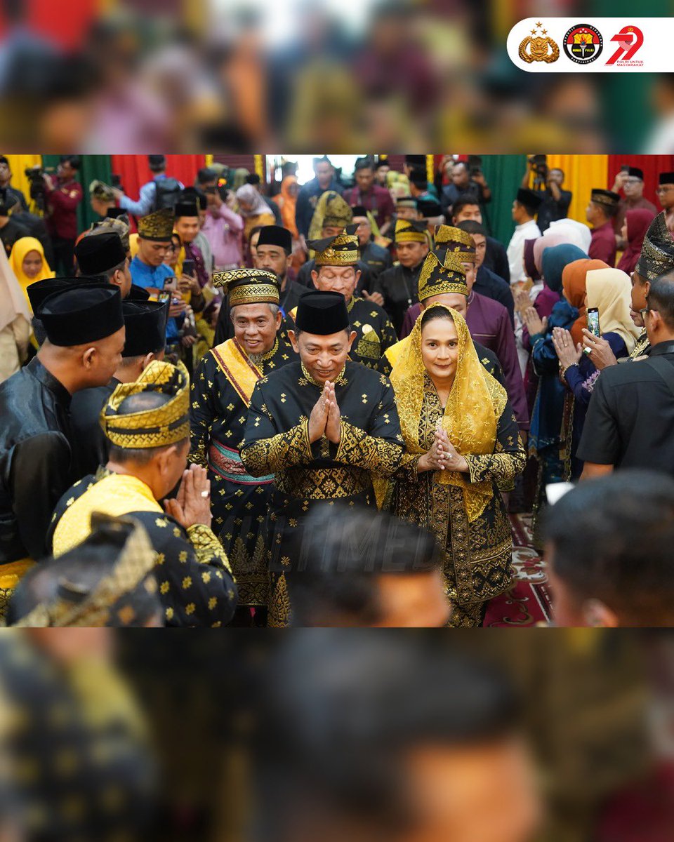 DivHumas_Polri's tweet photo. Kapolri Jenderal Polisi Drs. Listyo Sigit Prabowo, M. Si., menerima Anugerah Adat Ingatan Budi dari Lembaga Adat Melayu Riau (LAM Riau) dalam prosesi adat yang khidmat di Balai Adat LAM Riau, Sabtu (12/7). Penghargaan ini diberikan atas kontribusi Kapolri dalam menjaga keamanan dan ketertiban, khususnya di Riau, termasuk penanganan karhutla dan pendekatan humanis di jajaran Kepolisian. Dalam prosesi adat tersebut, Kapolri dikenakan tanjak sebagai tanda kehormatan, selempang sebagai simbol keagungan dan perlindungan, keris sebagai lambang kekuatan, serta kalung pingat sebagai pengikat persaudaraan. Prosesi ditutup dengan tepuk tepung tawar, ritual adat berupa percikan air dan dedaunan yang melambangkan harapan, doa keselamatan, dan kebijaksanaan. Ketua Umum Dewan Pimpinan Harian (DPH) LAM Riau, Datuk Seri Taufik Ikram Jamil, menyebut penghargaan ini sebagai bentuk penghormatan atas nilai budi dan kontribusi nyata Kapolri bagi masyarakat Melayu. Kapolri menyampaikan terima kasih dan menyebut penghargaan ini sebagai amanah moral untuk terus mengabdi dengan nilai-nilai luhur. Ia juga menekankan pentingnya budaya sebagai jangkar identitas bangsa dalam menghadapi tantangan global.

“Nilai budaya Melayu adalah jangkar peradaban dan arah moral bangsa. LAM Riau telah menjadi penjaga nilai itu, dan saya berharap terus menjadi garda terdepan dalam merawat toleransi, kerukunan, dan gotong royong,” ujar Kapolri.
