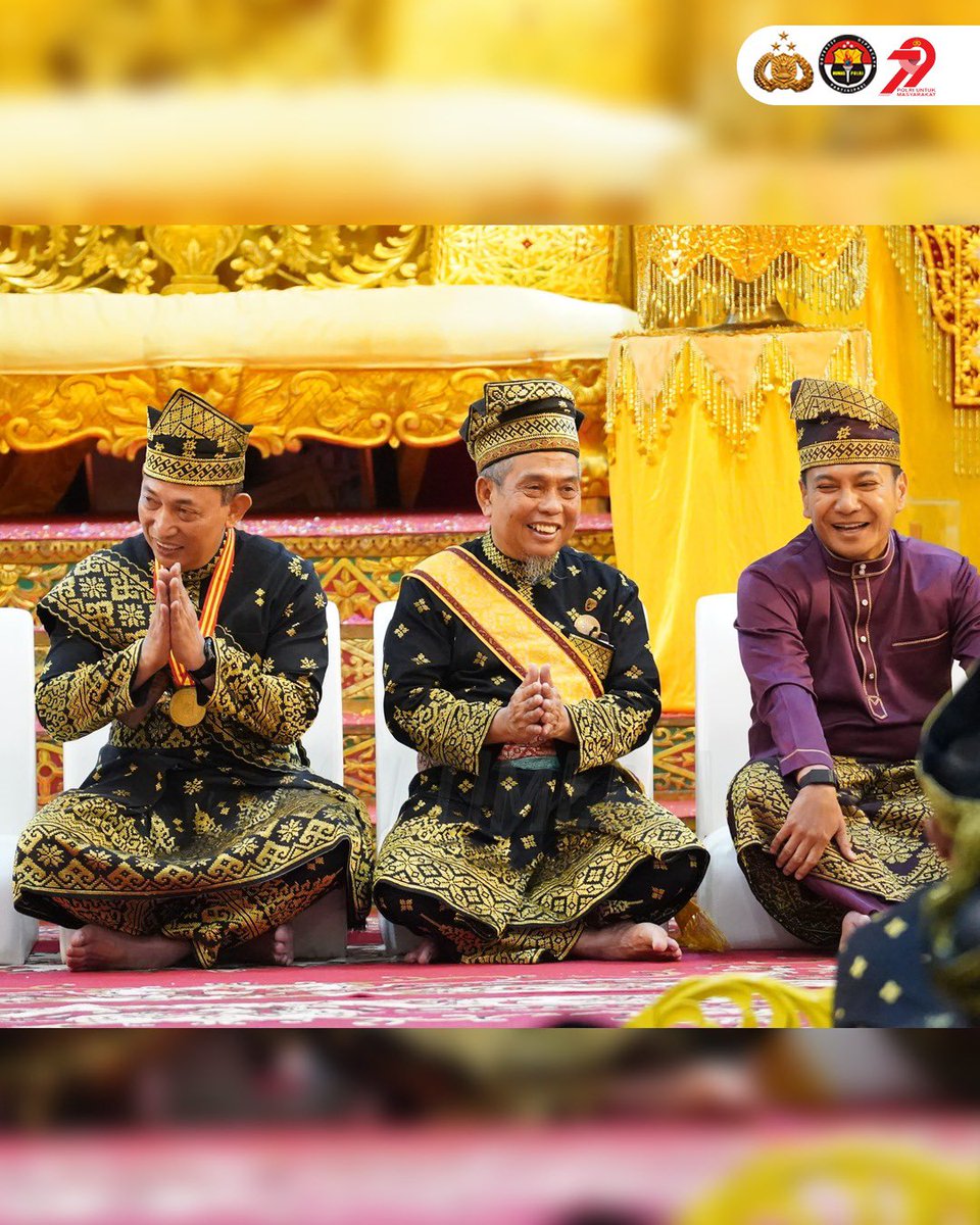 DivHumas_Polri's tweet photo. Kapolri Jenderal Polisi Drs. Listyo Sigit Prabowo, M. Si., menerima Anugerah Adat Ingatan Budi dari Lembaga Adat Melayu Riau (LAM Riau) dalam prosesi adat yang khidmat di Balai Adat LAM Riau, Sabtu (12/7). Penghargaan ini diberikan atas kontribusi Kapolri dalam menjaga keamanan dan ketertiban, khususnya di Riau, termasuk penanganan karhutla dan pendekatan humanis di jajaran Kepolisian. Dalam prosesi adat tersebut, Kapolri dikenakan tanjak sebagai tanda kehormatan, selempang sebagai simbol keagungan dan perlindungan, keris sebagai lambang kekuatan, serta kalung pingat sebagai pengikat persaudaraan. Prosesi ditutup dengan tepuk tepung tawar, ritual adat berupa percikan air dan dedaunan yang melambangkan harapan, doa keselamatan, dan kebijaksanaan. Ketua Umum Dewan Pimpinan Harian (DPH) LAM Riau, Datuk Seri Taufik Ikram Jamil, menyebut penghargaan ini sebagai bentuk penghormatan atas nilai budi dan kontribusi nyata Kapolri bagi masyarakat Melayu. Kapolri menyampaikan terima kasih dan menyebut penghargaan ini sebagai amanah moral untuk terus mengabdi dengan nilai-nilai luhur. Ia juga menekankan pentingnya budaya sebagai jangkar identitas bangsa dalam menghadapi tantangan global.

“Nilai budaya Melayu adalah jangkar peradaban dan arah moral bangsa. LAM Riau telah menjadi penjaga nilai itu, dan saya berharap terus menjadi garda terdepan dalam merawat toleransi, kerukunan, dan gotong royong,” ujar Kapolri.