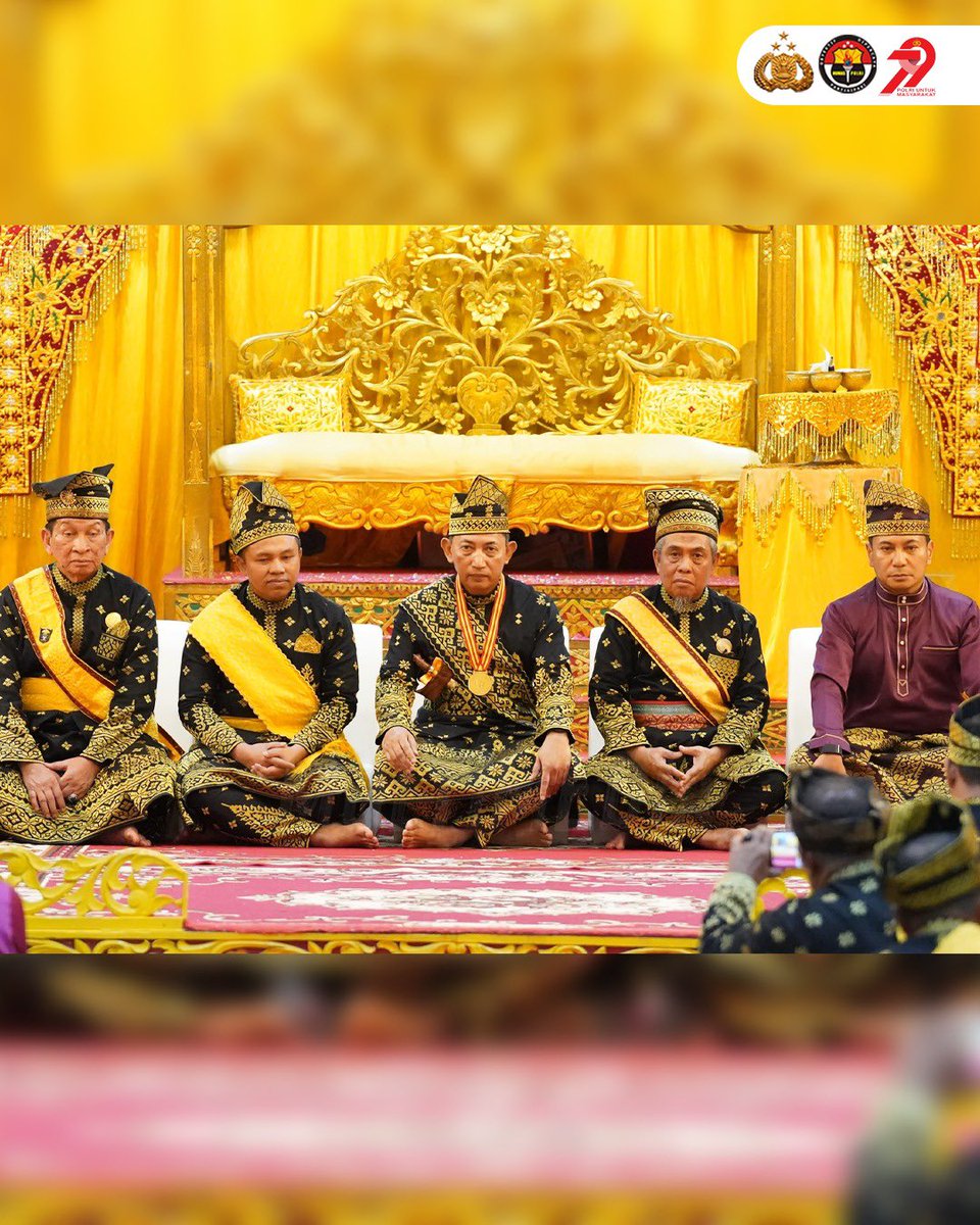 DivHumas_Polri's tweet photo. Kapolri Jenderal Polisi Drs. Listyo Sigit Prabowo, M. Si., menerima Anugerah Adat Ingatan Budi dari Lembaga Adat Melayu Riau (LAM Riau) dalam prosesi adat yang khidmat di Balai Adat LAM Riau, Sabtu (12/7). Penghargaan ini diberikan atas kontribusi Kapolri dalam menjaga keamanan dan ketertiban, khususnya di Riau, termasuk penanganan karhutla dan pendekatan humanis di jajaran Kepolisian. Dalam prosesi adat tersebut, Kapolri dikenakan tanjak sebagai tanda kehormatan, selempang sebagai simbol keagungan dan perlindungan, keris sebagai lambang kekuatan, serta kalung pingat sebagai pengikat persaudaraan. Prosesi ditutup dengan tepuk tepung tawar, ritual adat berupa percikan air dan dedaunan yang melambangkan harapan, doa keselamatan, dan kebijaksanaan. Ketua Umum Dewan Pimpinan Harian (DPH) LAM Riau, Datuk Seri Taufik Ikram Jamil, menyebut penghargaan ini sebagai bentuk penghormatan atas nilai budi dan kontribusi nyata Kapolri bagi masyarakat Melayu. Kapolri menyampaikan terima kasih dan menyebut penghargaan ini sebagai amanah moral untuk terus mengabdi dengan nilai-nilai luhur. Ia juga menekankan pentingnya budaya sebagai jangkar identitas bangsa dalam menghadapi tantangan global.

“Nilai budaya Melayu adalah jangkar peradaban dan arah moral bangsa. LAM Riau telah menjadi penjaga nilai itu, dan saya berharap terus menjadi garda terdepan dalam merawat toleransi, kerukunan, dan gotong royong,” ujar Kapolri.