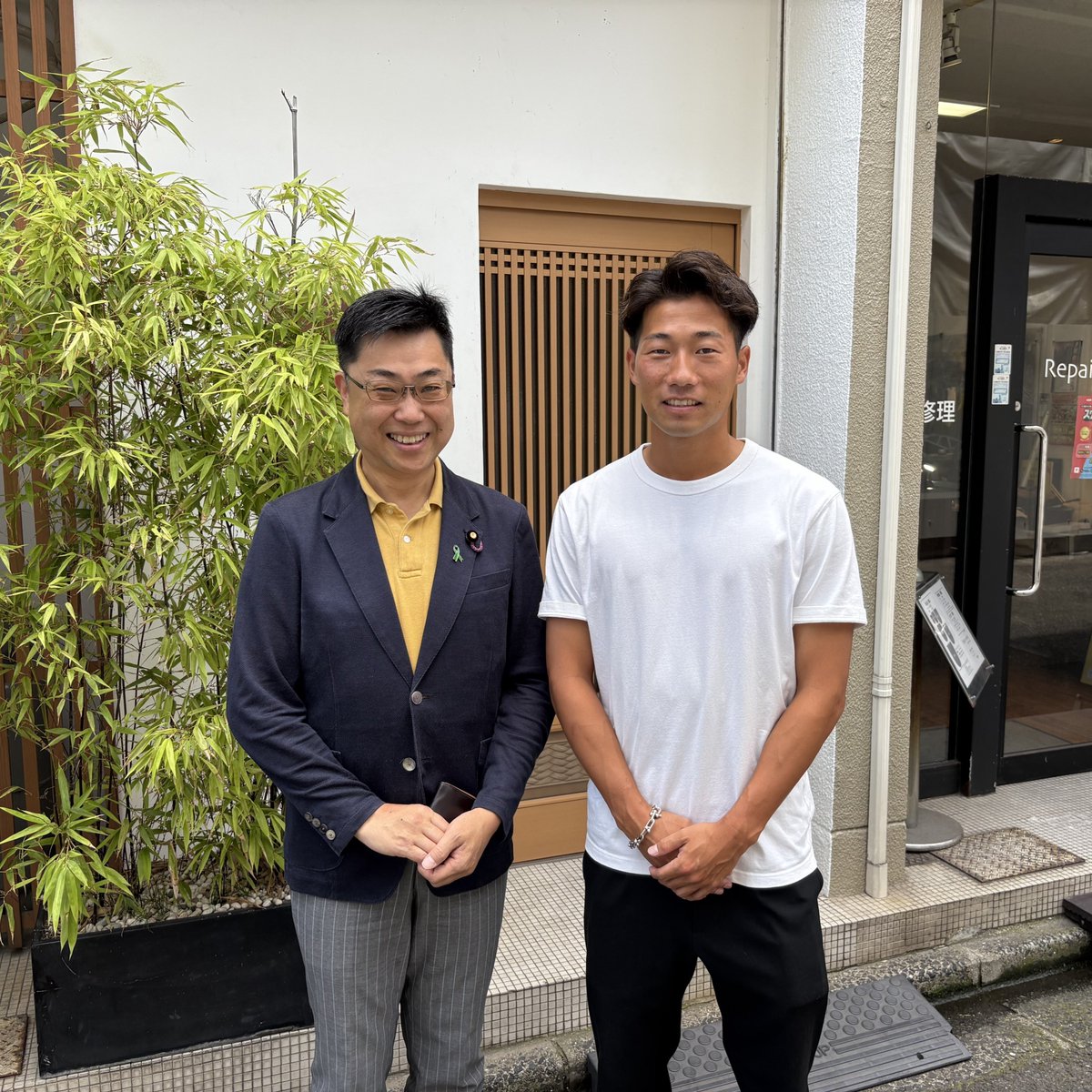 Image for the Tweet beginning: 偶然に次ぐ偶然で、ビーチサッカー日本代表候補の『伊藤 龍之介選手』と路上でばったり！
いやはや、こんな嬉しいことが続いていいのでしょうか。
ラソアペーゴ北九州よりアヴェルダージ熊本BSに移籍されて、その後の試合でも２得点の大活躍。
ずっとご活躍が本当に嬉しいです。有難うございました！ 