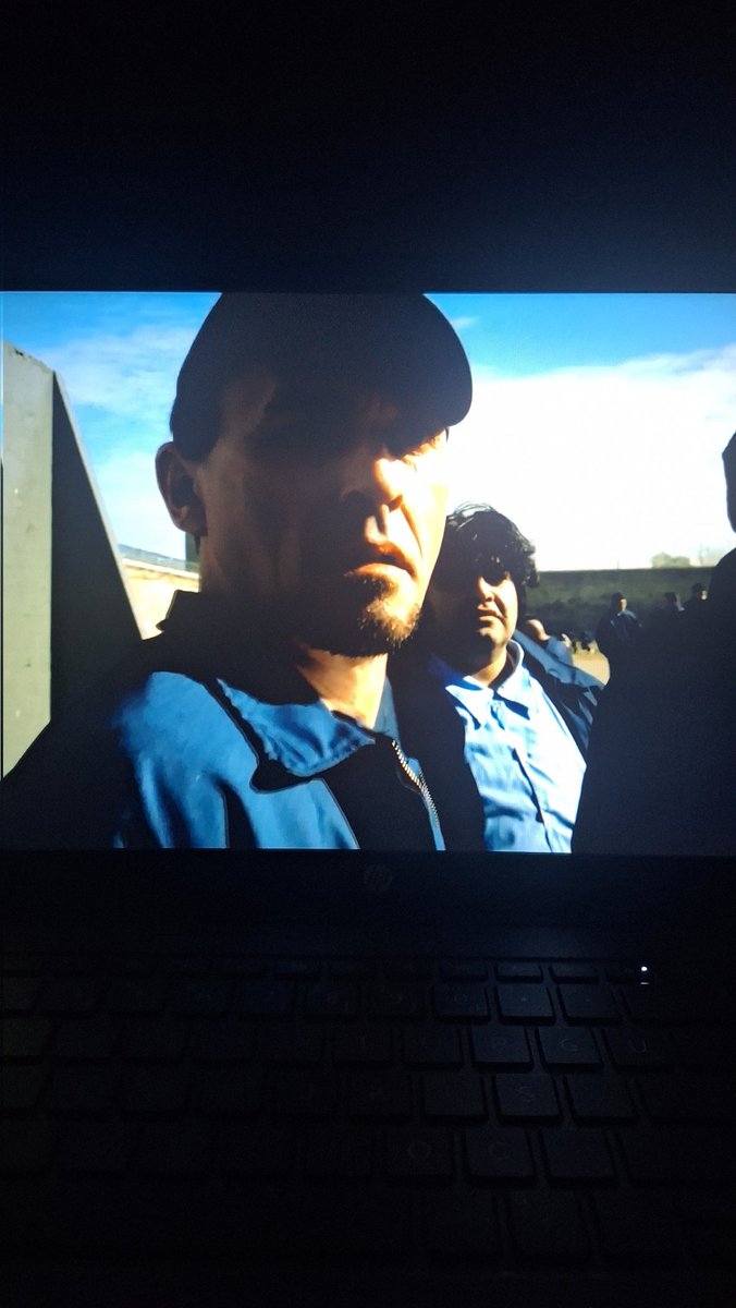 şu sahneye her geldiğimde gülüyorum GSJSKWJWHJDPWHL