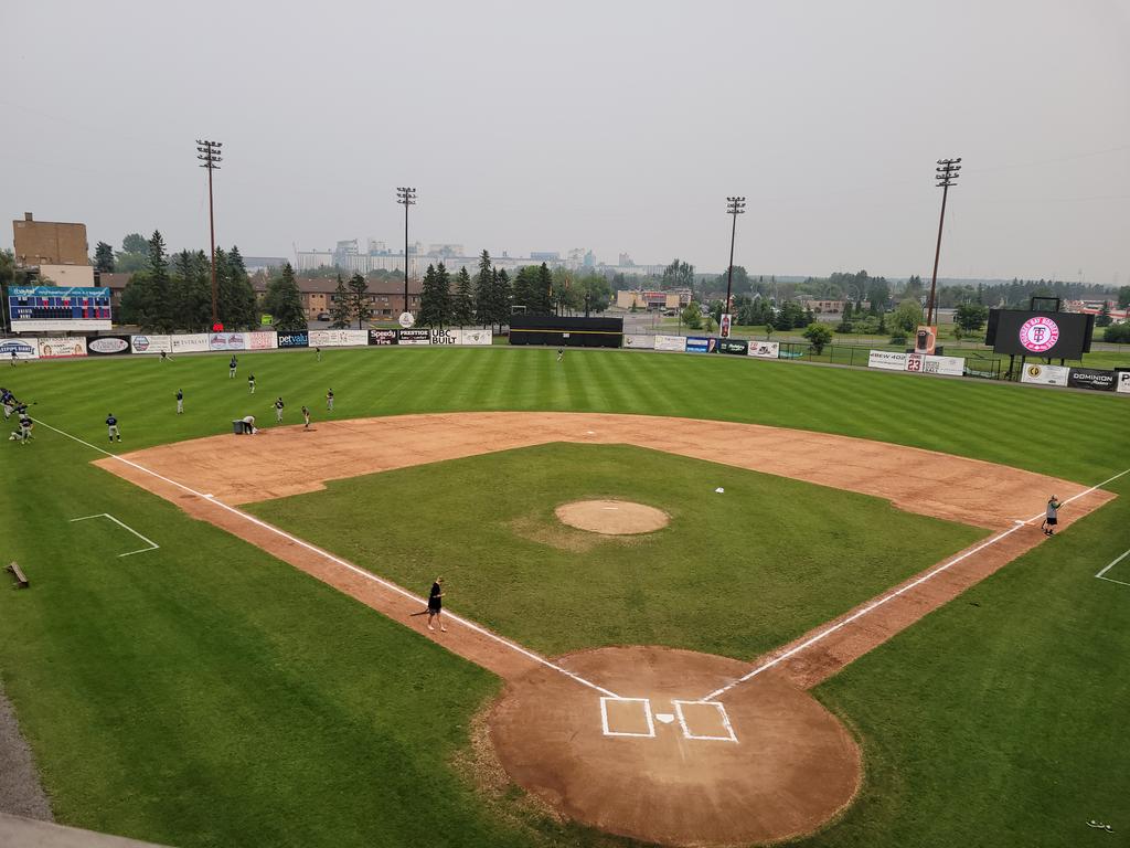 SportingPete's tweet image. The tarp is off the field! Filling in for @NoahSchwartzPxP and ready for baseball soon here in Thunder Bay. Pregame at 6:55pm central!
@ecexpress vs. @TBBordercats
📻 @MooseCountryFM 106.7FM
💻 moose106.com/listen
📱 @iHeartRadio